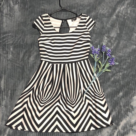 Black and white striped mini dress - Picture 1 of 2